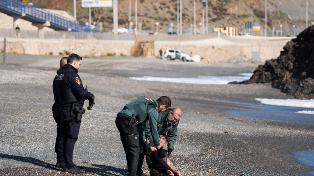 Los  nadadores : centenares de migrantes intentan entrar a nado y de noche en Ceuta