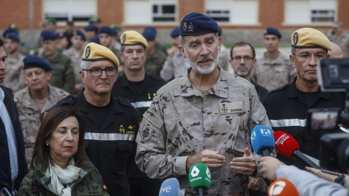 El rey reconoce la labor de la UME contra la voracidad de los incendios y llama a la prudencia en su visita a Torrejón