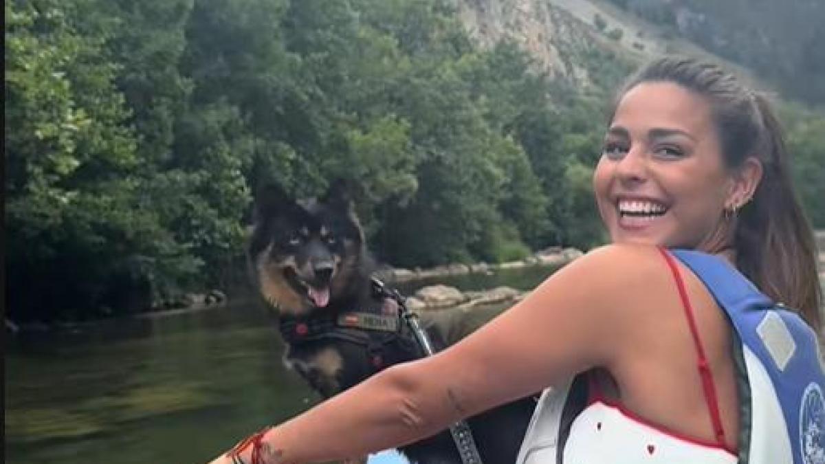 Su novio noruego va así vestido a hacer el descenso del Sella y las risas se oyen desde toda España