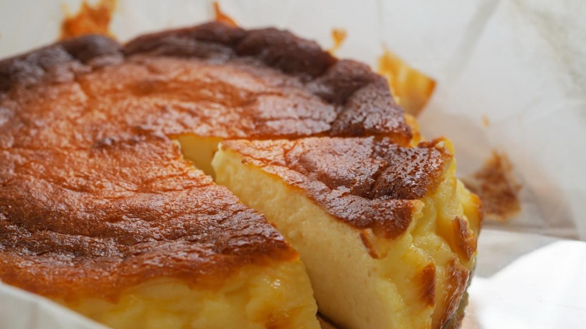 Unos estadounidenses en Asturias prueban por primera vez una tarta de queso de verdad: su reacción es oro puro