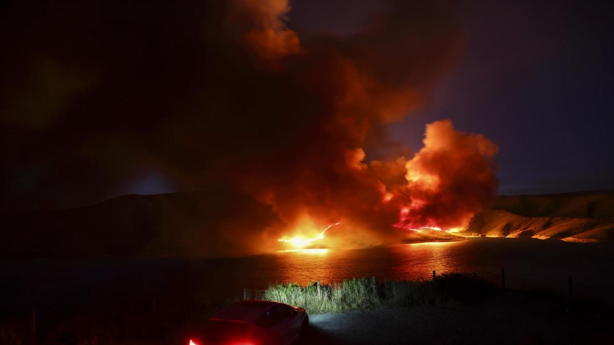 La ola de incendios en España contiene su avance mientras la política arde sin descanso