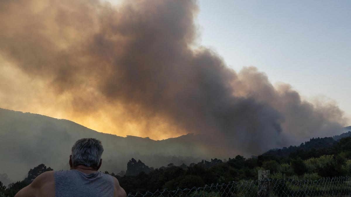 El optimismo por el regreso a sus casas de los desalojados choca con los nuevos incendios declarados en Galicia y Mallorca