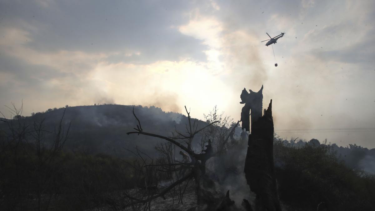 La lucha contra los grandes incendios mejora mientras surgen nuevos fuegos en Ourense y León
