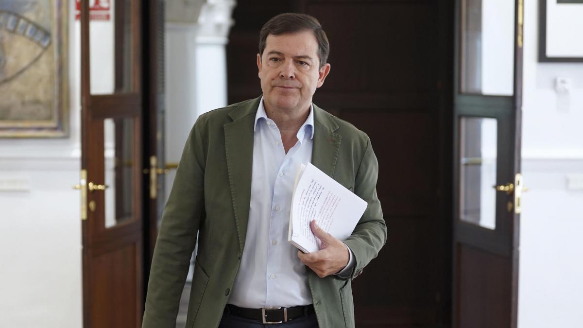 Mañueco dará este viernes explicaciones en su peor momento por los incendios: una protesta a las puertas del parlamento y el  feo  de los brigadistas