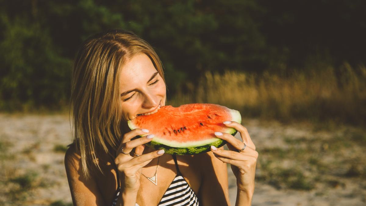 Boticaria García advierte del trastorno intestinal que te puede ocasionar cortar la sandía en la playa