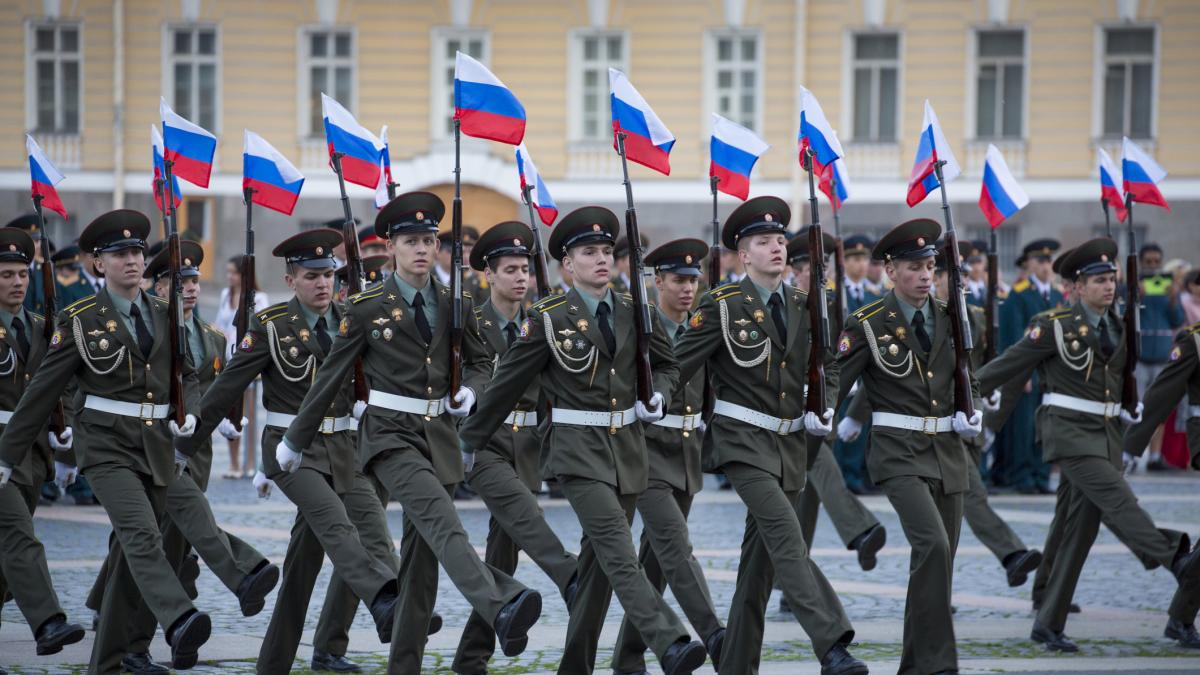 Videojuegos para probar drones o TikTok para reclutar adolescentes: cómo Putin militariza a su generación Z con propaganda y falsas esperanzas