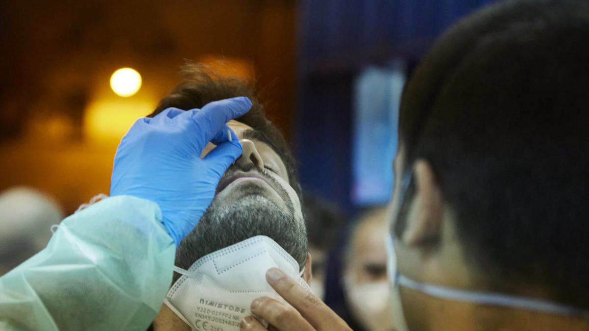 Qué hay tras el ligero repunte de covid en verano: los casos aumentan, pero no de forma preocupante