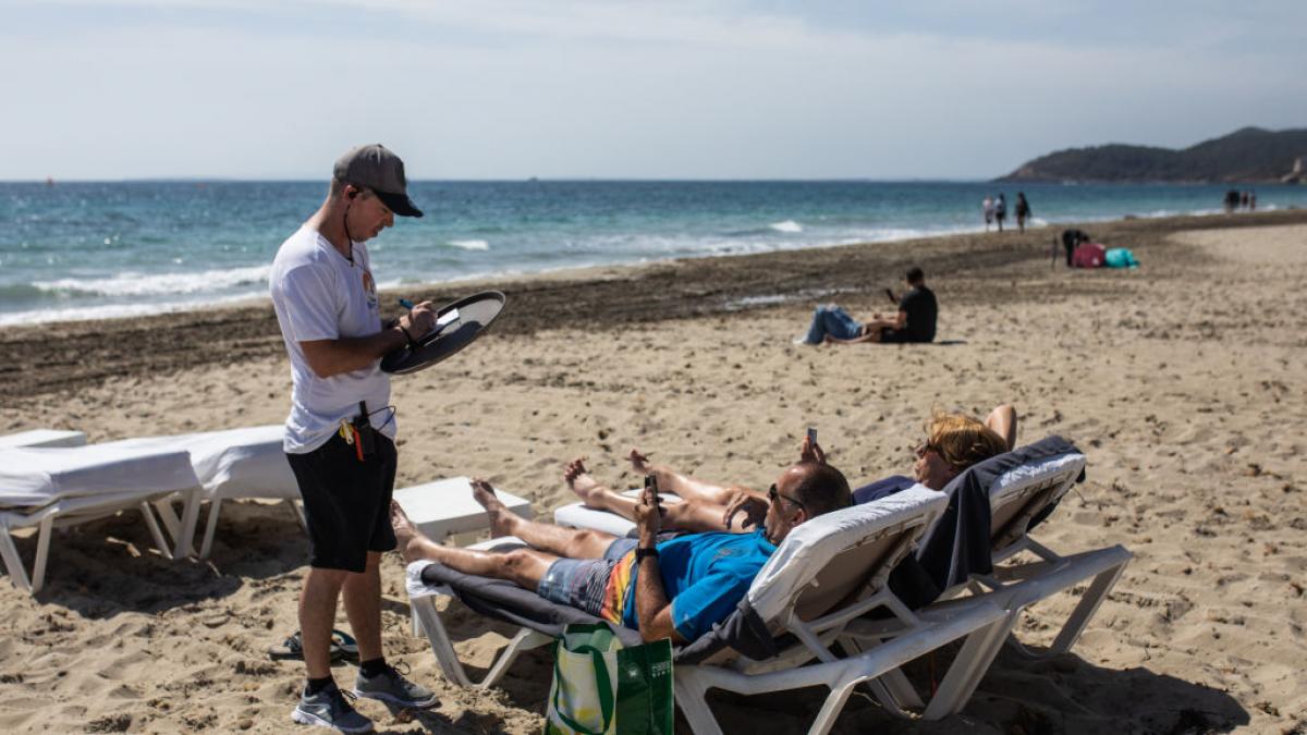 El paro sube en 21.905 personas en agosto empujado por los servicios, pero sigue en mínimos de 2007
