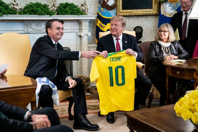 Bolsonaro y Trump intercambian camisetas de fútbol personalizadas de las selecciones de sus países.