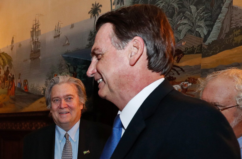 Bolsonaro con Steve Bannon, en la embajada de Brasil en Washington el 17 de marzo de 2019.