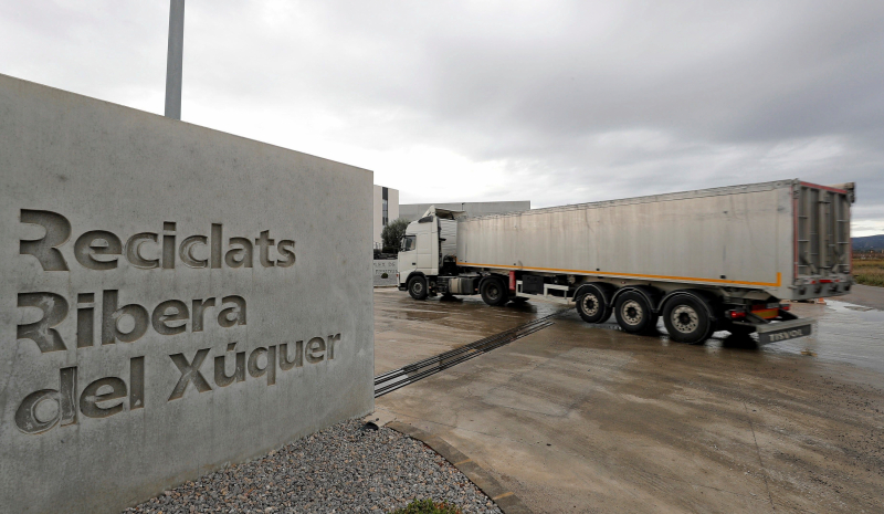 Un camión accede a la planta de reciclaje de Guadassuar, cuya actividad fue suspendida.
