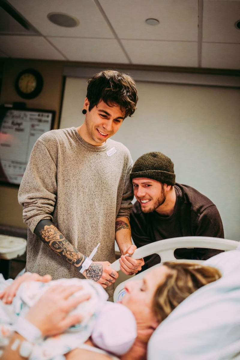 Matthew y Elliot miran a su hija Uma, en brazos de Cecile.