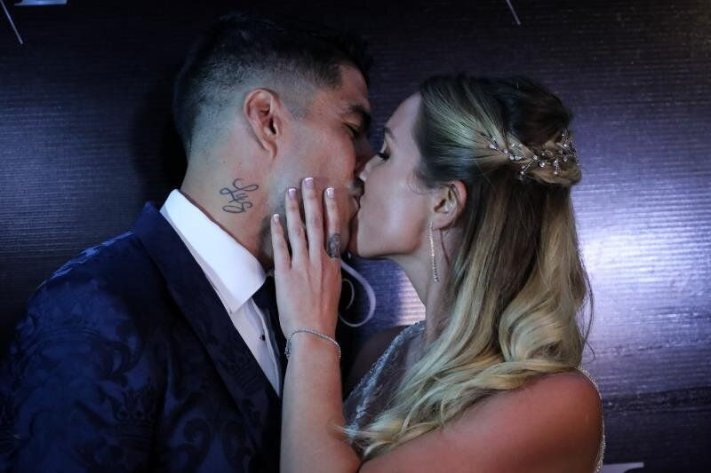 El futbolista del Barcelona Luis Suárez besa a su esposa Sofía Balbi.
