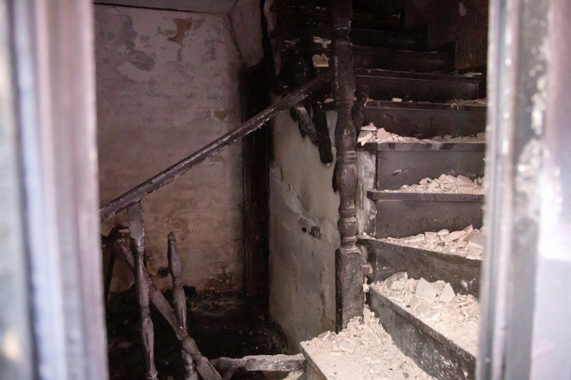 Vista del interior de la vivienda donde se registró un incendio en la madrugada de este domingo en la localidad malagueña de Cártama. 