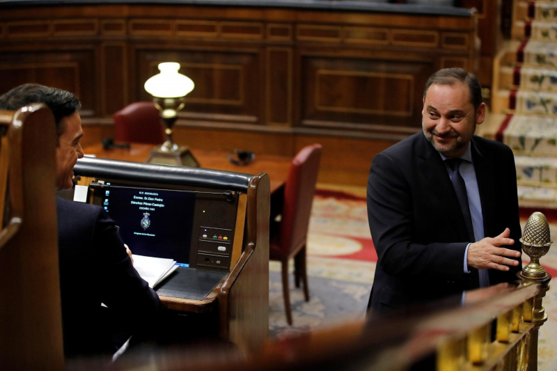 Imagen de archivo de Ábalos (der) y Sánchez (izq) en el Congreso