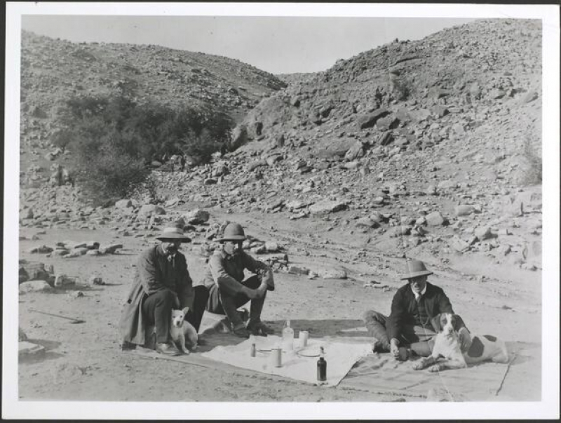 Extractores de petróleo de pícnic en Persia (Irán) con sus perros, alrededor de 1900.