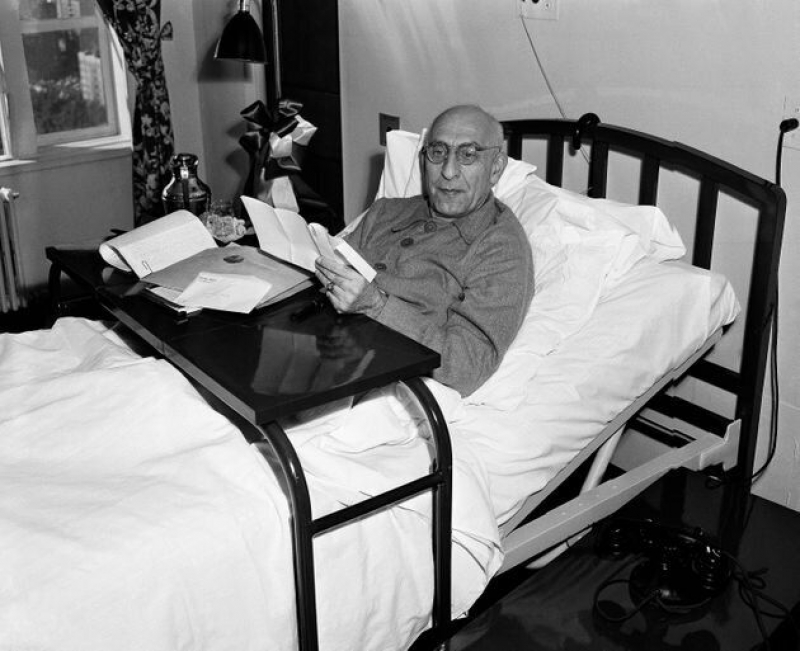 El primer ministro iraní Mohammad Mossadeq el 12 de octubre de 1951, descansando. Fue elegido democráticamente el 28 de abril de 1951.