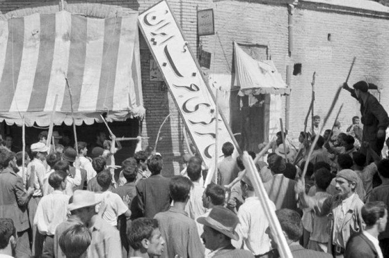19 de agosto de 1953. Una multitud de manifestantes arranca el letrero del Partido Irán de una de sus sedes en Teherán, durante la revuelta que provocó la caída del primer ministro Mossadeq y su Gobierno. El martes 27...