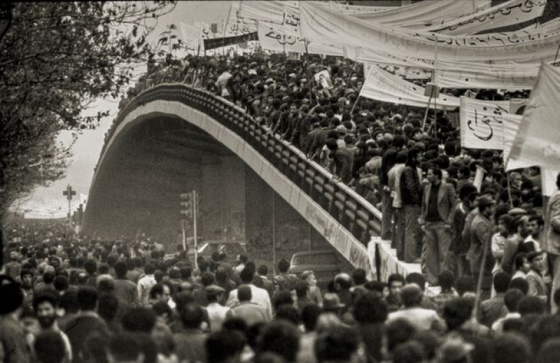 Una multitud de iraníes se concentra en Teherán para el regreso del ayatolá Jomeini.