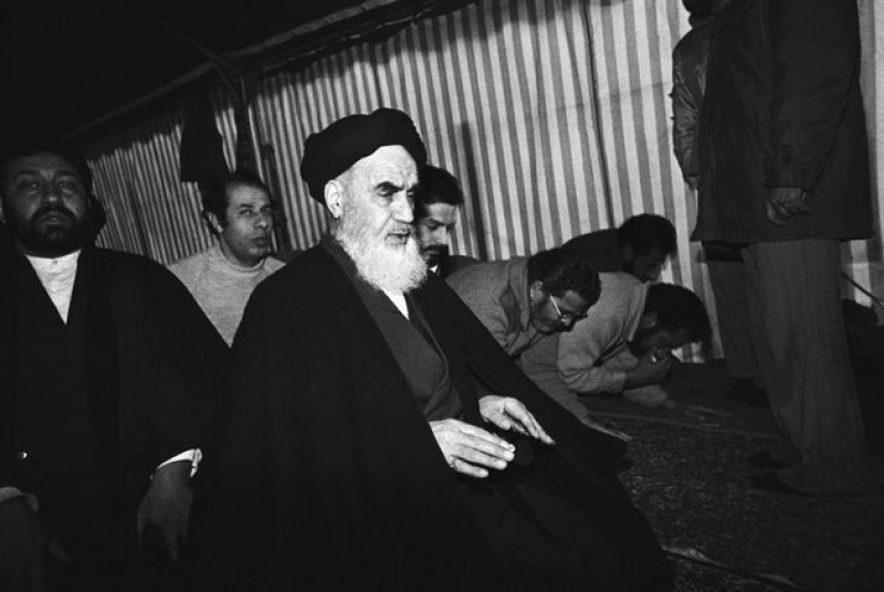 El ayatolá Ruholla Jomeini dirige las oraciones en una villa francesa próxima a París antes de su regreso a Irán.