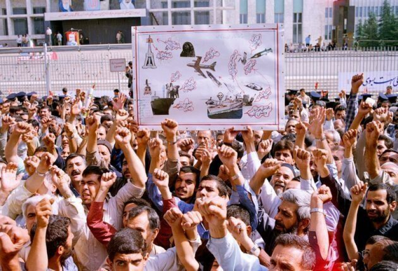 Miles de iraníes corean "muerte a Estados Unidos" en un funeral en masa por las víctimas mortales del vuelo 655 de Irán, cuando el crucero lanzamisiles USS Vincennes lo derribó. Teherán, 7 de julio de 1988.