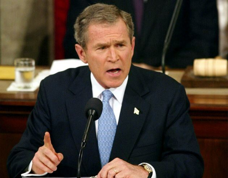 El entonces presidente George W. Bush denominó a Corea del Norte, Irán e Irak el "eje del mal" durante su Discurso sobre el Estado de la Unión en el Capitolio.