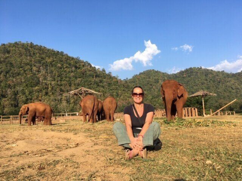 Tamara Fletcher colaborando como voluntaria en el Elephant Nature Park.