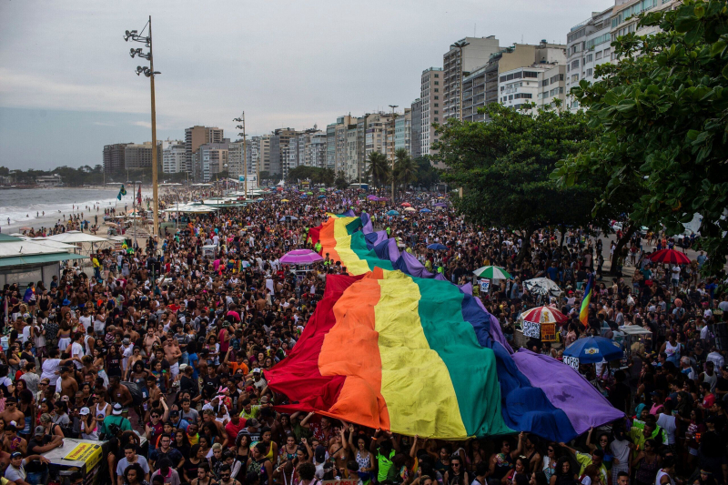 Bandera gigante del arcoíris durante un desfile del Orgullo en Copacabana (Río de Janeiro) el 30 de septiembre de 2018.