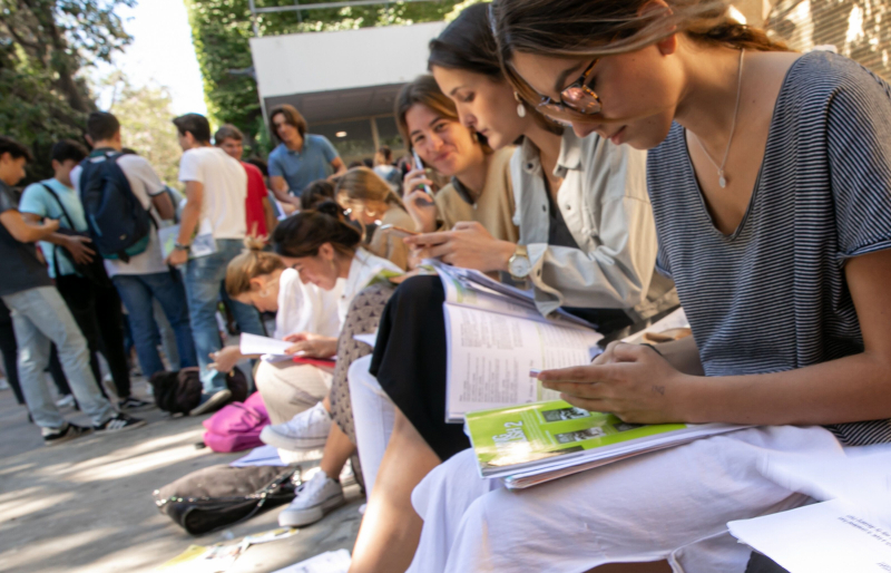 Estudiantes de Sevilla se preparan para realizar las pruebas de acceso a la Universidad.