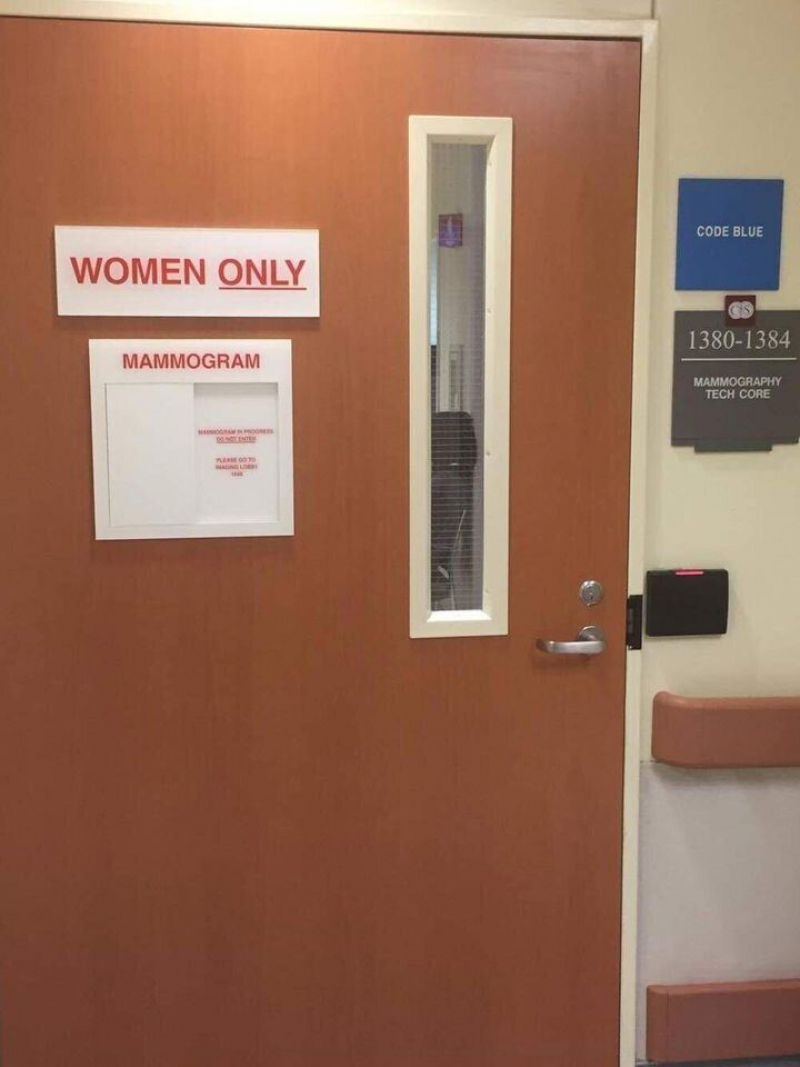 Las mamografías se hacían en salas donde los carteles de las puertas advertían: SOLO MUJERES.