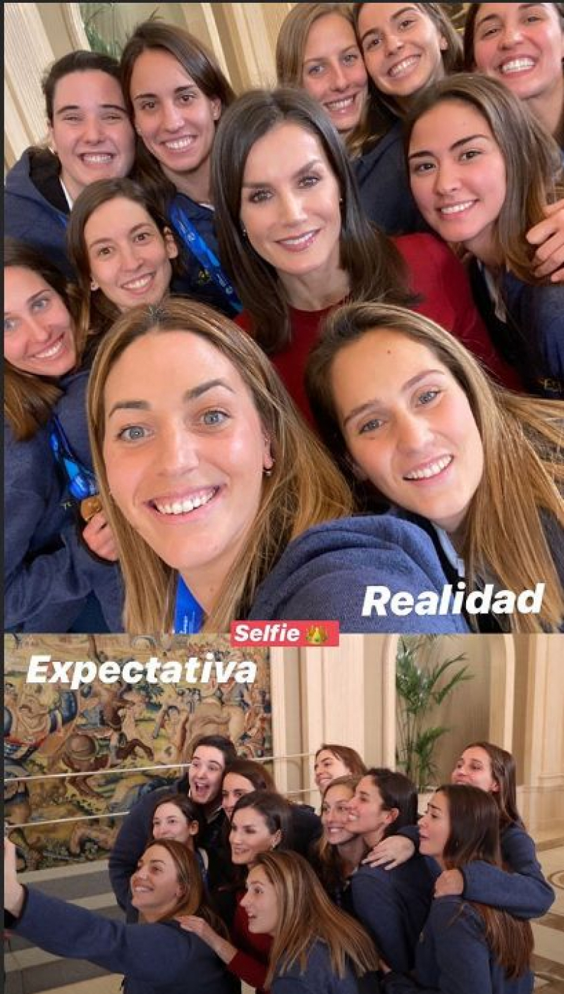 Perspectiva-realidad: el 'selfie' de Letizia y la selección feminan de waterpolo.