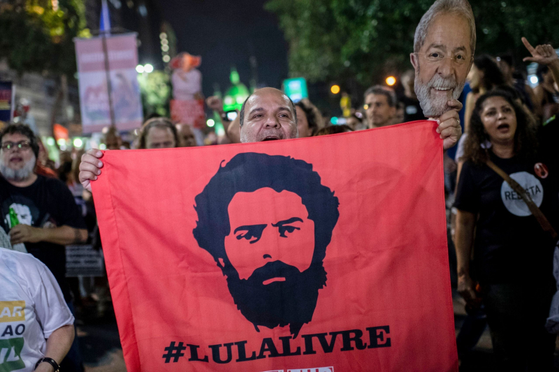 Un simpatizante del expresidente Luiz Inácio Lula da Silva, con una bandera durante una huelga convocada por sindicatos y estudiantes contra la reforma de las pensiones del actual presidente de Brasil, Jair Bolsonaro, el 14 de junio de 20...