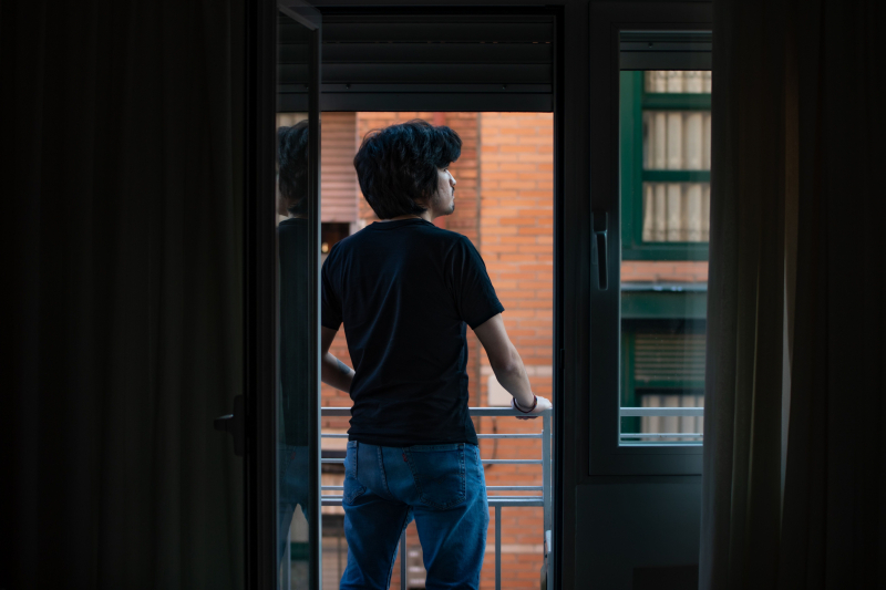 Jorge, en el balcón de su piso en Madrid.