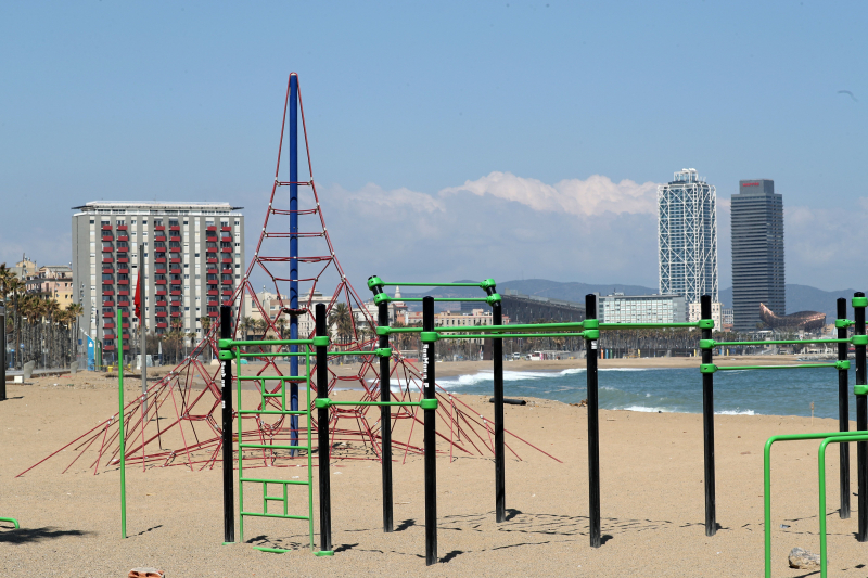 Un parque infantil en una playa de Barcelona vacío durante el estado de alarma.