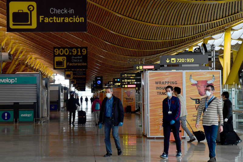 Un grupo de personas llega a la terminal 4 del aeropuerto de Barajas, en Madrid.