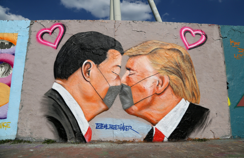 Un mural en Berlín del líder del Partido Comunista Chino, Xi Jinping, y el entonces presidente de EEUU, Donald Trump, dándose un beso con las mascarillas.