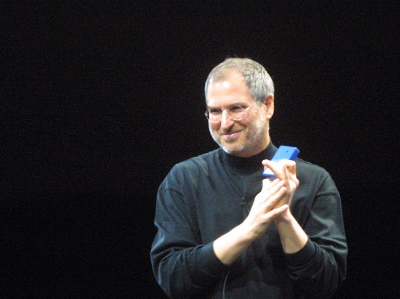 El fallecido Steve Jobs en 2002 con uno de los jerseis de Issey Miyake.