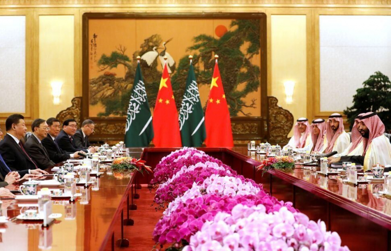 El príncipe heredero de Arabia Saudi Mohamed bin Salmán (a la derecha del todo) se reúne con el presidente chino Xi Jinping (izquierda del todo) en el Gran Salón del Pueblo el 22 de febrero de 2019 en Pekín.