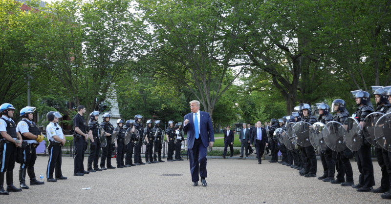 Donald Trump camina en medio de un pasillo de policías en Washington para dirigirse a una iglesia cercana a la Casa Blanca para hacerse una foto. 