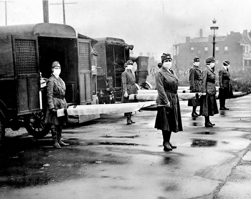 Miembros de la Cruz Roja, frente a una fila de ambulancias en St Louis, Missouri (EEUU), en octubre de 1918, durante la epidemia de gripe. 