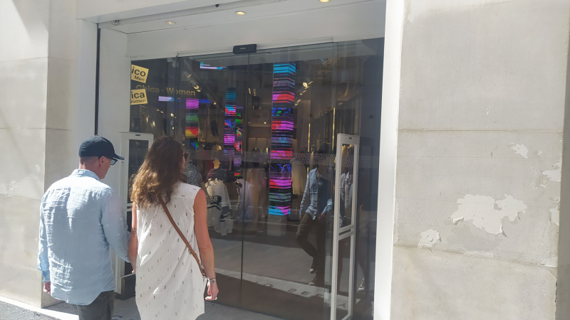 Entrada a una tienda en el centro de Madrid con las puertas automáticas reglamentarias. 