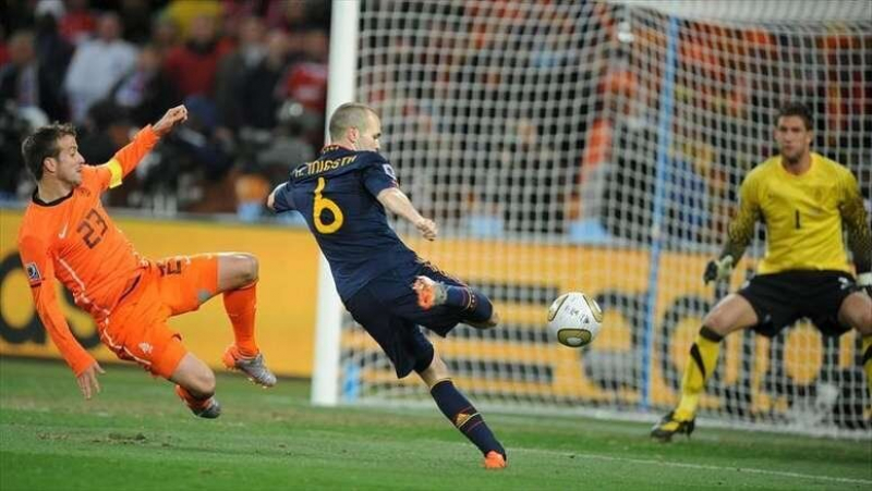 Iniesta marca el gol que dio el triunfo a España en el Mundial de Sudáfrica.