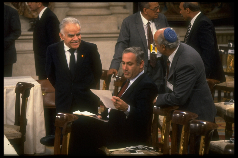 Netanyahu, con el primer ministro israelí Yitzhak Shamir (a la izquierda), en la apertura de la Conferencia de Paz de Madrid, en 1991.