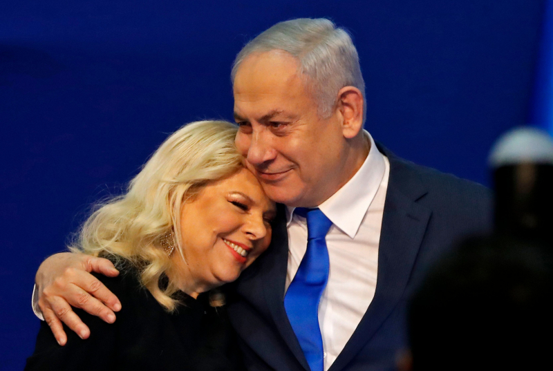 Benjamin Netanyahu abraza a su esposa, Sara, en la noche electoral del pasado marzo. 