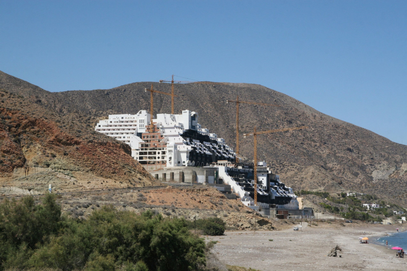 El hotel declarado ilegal en la playa del Algarrobico, en el parque natural de Cabo de Gata (Almería). 