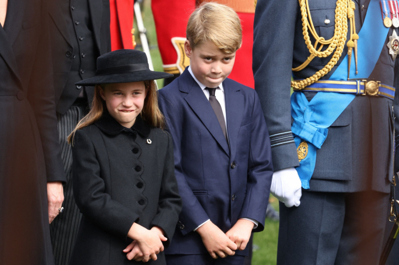 Los príncipes Charlotte y George en el funeral de Isabel II.