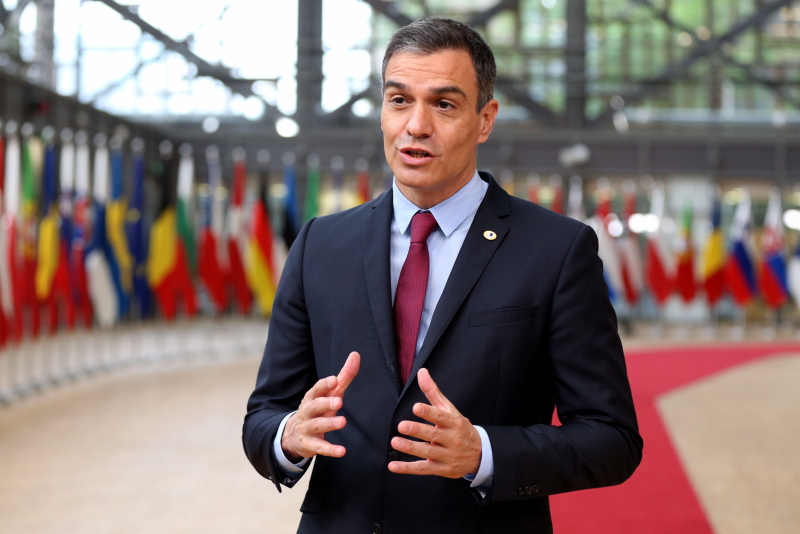 El presidente del Gobierno, Pedro Sánchez, comparece ante las cámaras a su llegada este lunes a la cumbre europea.