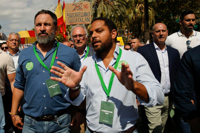 El presidente de Vox, Santiago Abascal, y el líder del partido en Cataluña, Ignacio Garriga, durante la manifestación de este domingo en Barcelona