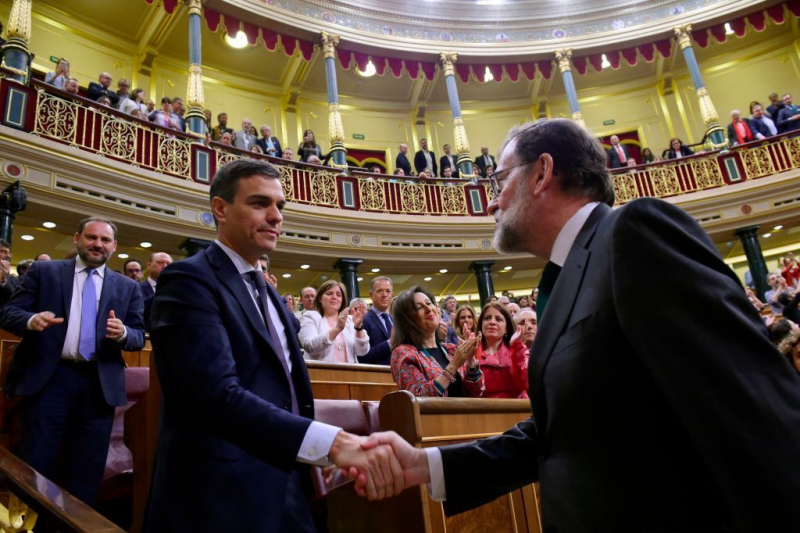 Pedro Sánchez (izq) saluda a Mariano Rajoy el 1 de junio de 2018, tras se investido presidente del Gobierno.