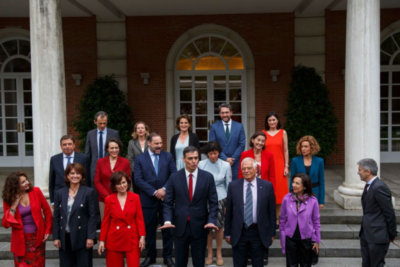 Foto de familia, en Moncloa, del primer Gobierno de Pedro Sánchez, el 8 de junio de 2018, el primero con más mujeres (11) que hombres (6).
